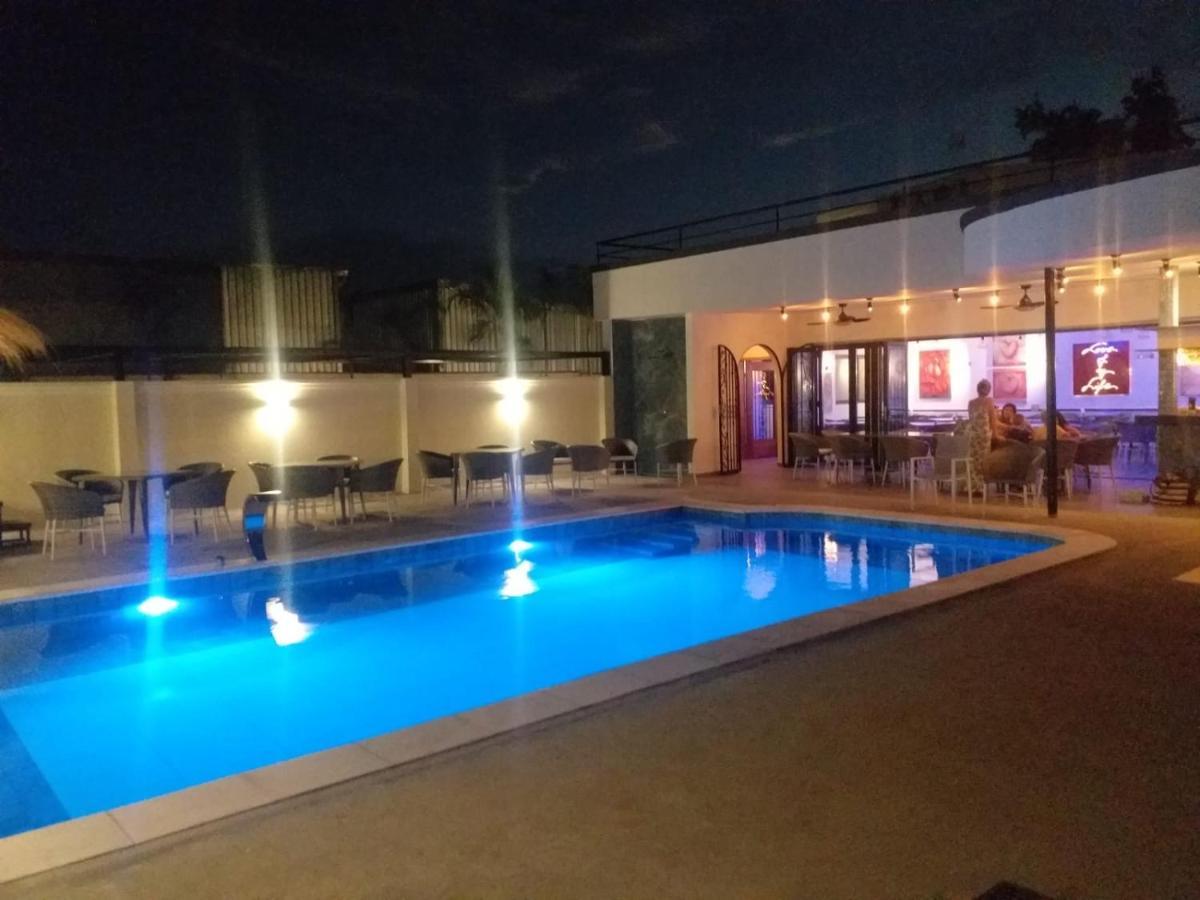 Hotel Oasis-Dream Holidays - La Petite France ซาน เบอนาร์ดิโน ภายนอก รูปภาพ