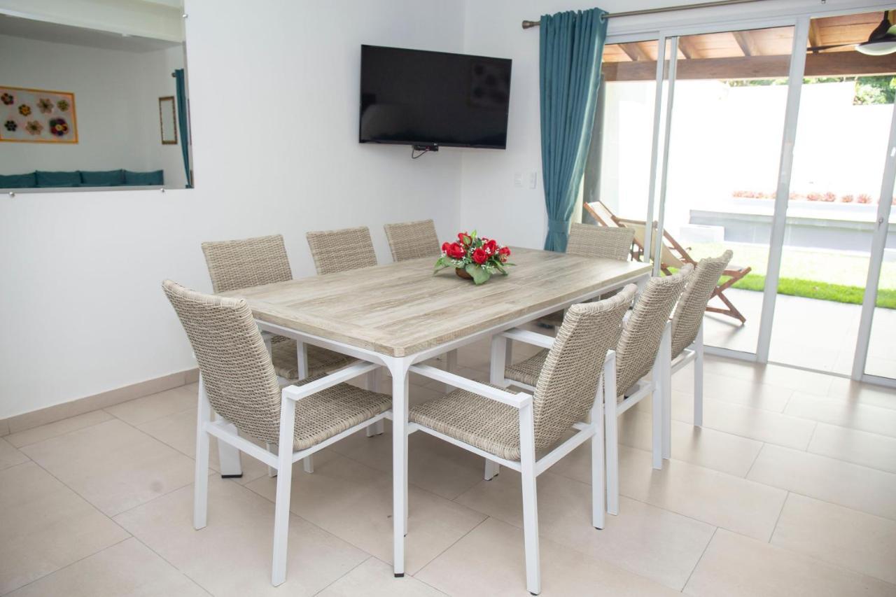 Hotel Oasis-Dream Holidays - La Petite France ซาน เบอนาร์ดิโน ภายนอก รูปภาพ