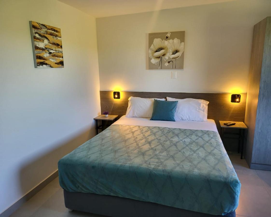 Hotel Oasis-Dream Holidays - La Petite France ซาน เบอนาร์ดิโน ภายนอก รูปภาพ