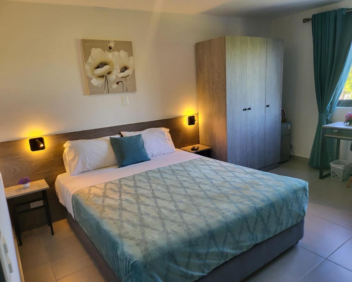 Hotel Oasis-Dream Holidays - La Petite France ซาน เบอนาร์ดิโน ภายนอก รูปภาพ