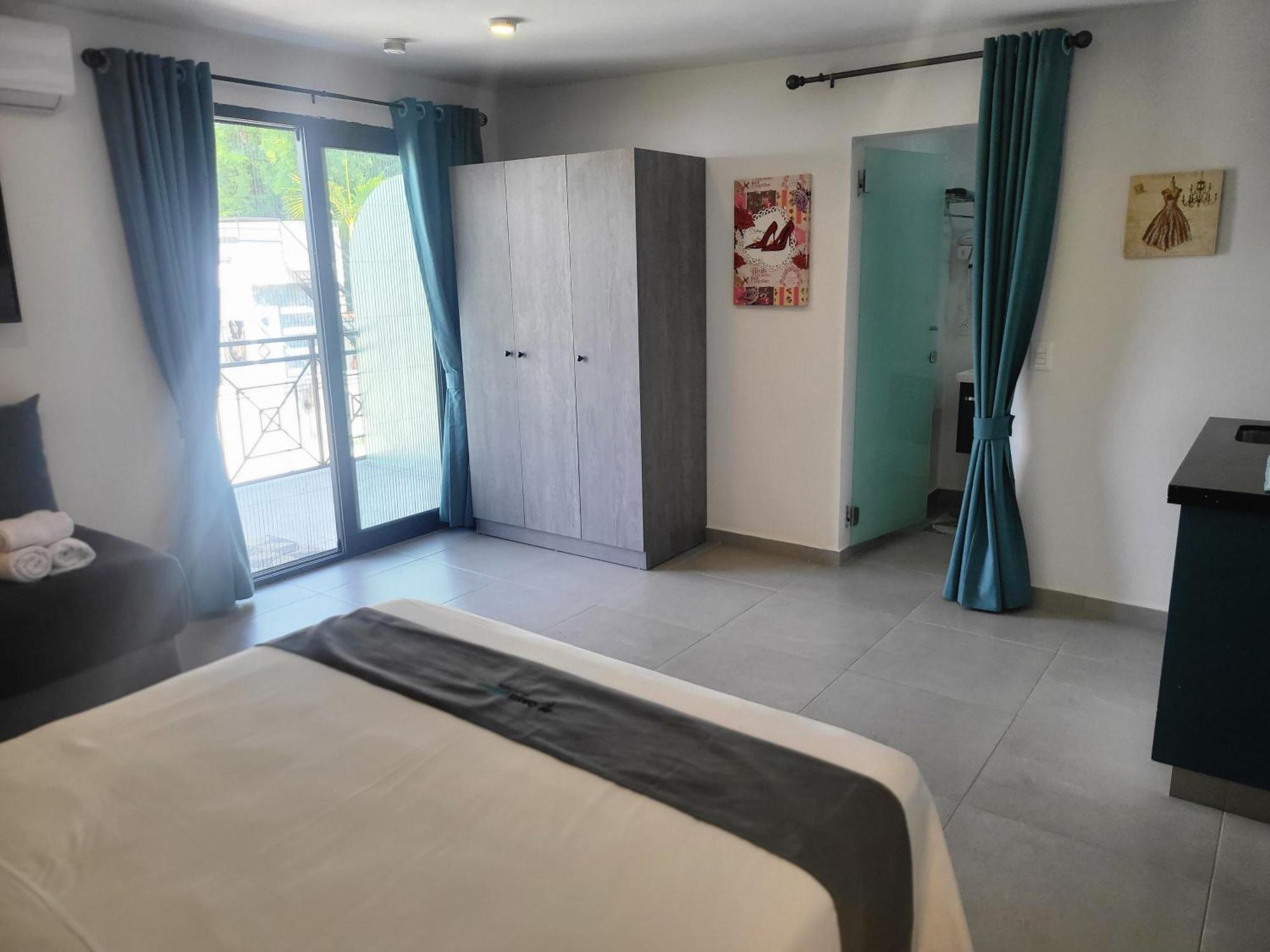 Hotel Oasis-Dream Holidays - La Petite France ซาน เบอนาร์ดิโน ภายนอก รูปภาพ
